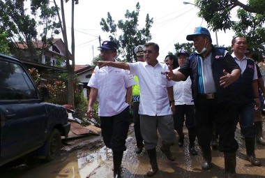 Menembus Jalan dan Gang Berlumpur, JK Sapa Warga Pengungsi Manado