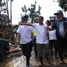 Menembus Jalan dan Gang Berlumpur, JK Sapa Warga Pengungsi Manado