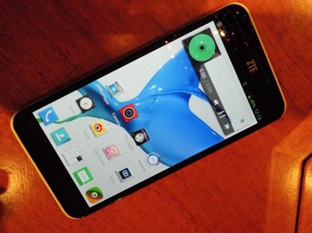 Spesifikasi kunci lain dari ZTE Grand S II seperti kamera 13 megapixel, kamera depan 2 megapixel, baterai kapasitas 3000 mAh, storage internal 16GB, dan sistem operasi Android Jelly Bean versi 4.3.