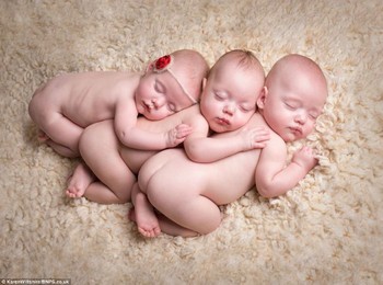 Hal inilah yang dilakukan seorang fotografer bernama Karen Wilthshire. Ia jadi terkenal lantaran karya foto menggemaskan bayi saat terlelap. (kredit foto: Karen Wilthshire)