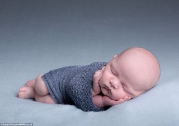 Selimut hangat membuat bayi ini semakin nyenyak tidurnya. (kredit foto: Karen Wilthshire)