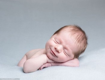 Ekspresi lucu sang bayi ini seperti bermimpi yang indah. (kredit foto: Karen Wilthshire)
