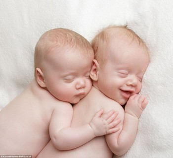 Ekspresi-ekspresi seperti ini diambil setelah bayi ini sudah terlelap. (kredit foto: Karen Wilthshire)
