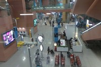 Bandara Internasional Kansai di Osaka, merupakan bandara pertama di Jepang yang dibangun di atas pulau buatan di lepas pantai Pulau Honshu. Fasilitasnya lengkap dan beroperasi 24 jam. Wisatawan pun merasa nyaman (Hany/detikTravel)