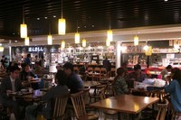Suasana di dalam food court di Bandara Kansai. Banyak gerai makanan dan minuman beraneka rasa menawarkan aneka menu yang menggugah selera. (Hany/detikTravel)