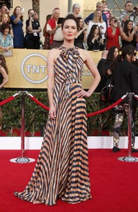 Mengenakan striped dress berwarna hitam oranye dari Jenny Packham, aktris asal Inggris Lena Headey tampil mencuri perhatian. REUTERS/Lucy Nicholson.     