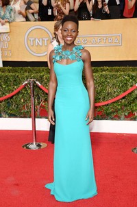 1. Lupita Nyongo membuktikan bahwa warna kulit gelap bisa tampak cantik dengan warna cerah. Iapun kembali memakai warna terang, kali ini dalam balutan gaun silk crepe turquoise dari Gucci. Manik-manik berbentuk floral di bagian dada menyempurnakan look satu ini.