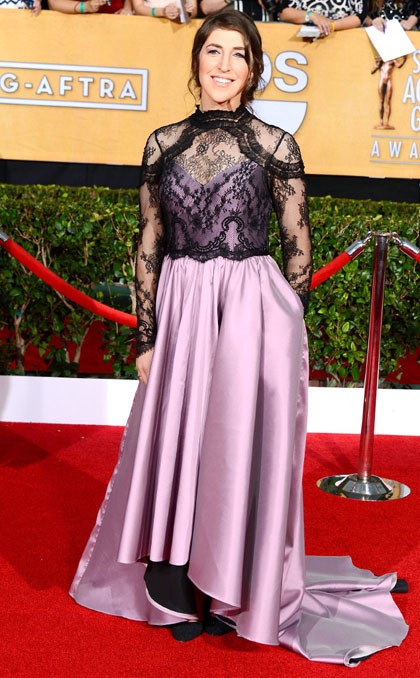 Aktris Big Bang Theory, Mayim Bialik memberi contoh bahwa lace tidak selamanya cantik dan elegan. Bagian atas dress dengan lace hitam tampak tidak serasi dengan gaun ungu menyapu lantai tersebut. Bukannya terlihat feminin, paduan satu ini justru terlihat berlebihan dan tidak sesuai.