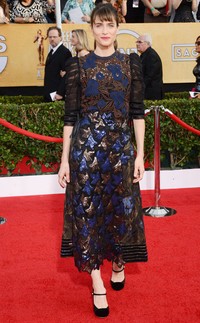 Amanda Peet terlihat seperti datang dari tahun 60-an. Bukan vintage dalam arti yang baik, tapi justru terlihat kuno dengan dress sequin yang ia kenakan.