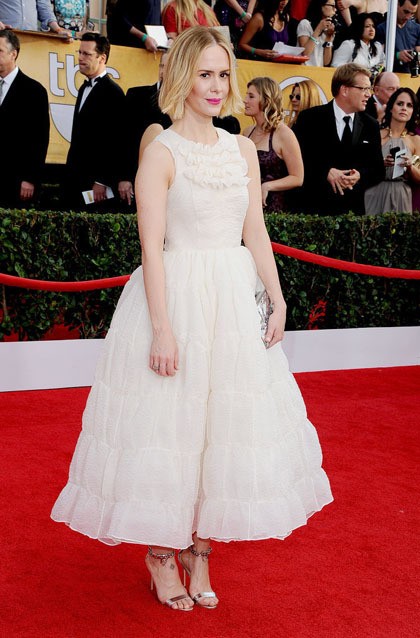 Sarah Paulson mengenakan cocktail dress cantik dari Rochas. Sayangnya, gaun dengan rok panjang menggantung itu membuat tubuhnya terkesan pendek.