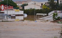 Pejabat pemerintah setempat, Laurent Cayrel menuturkan, salah satu korban yang berusia 73 tahun tewas di dalam basement rumahnya. Sedangkan korban tewas lainnya terbawa arus banjir saat mengendarai mobilnya. AFP/ Brigitte Duchate.     