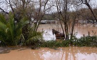 Laurent Cayrel  menambahkan, banjir kali ini dipicu oleh hujan deras yang mencetak rekor. Untuk kota Hyeres, Walikota Jacques Politi menyebutnya dilanda 'banjir bersejarah'. AFP/ Brigitte Duchate.