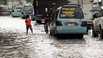 Hindari Banjir Kendaraan Lewati Jalur Busway