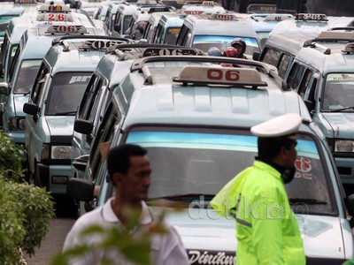Hindari Banjir Kendaraan Lewati Jalur Busway