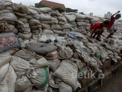 Tanggul KBB Kota Bambu Selatan Ditumpuk Karung