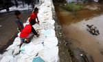Tanggul KBB Kota Bambu Selatan Ditumpuk Karung