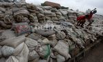 Tanggul KBB Kota Bambu Selatan Ditumpuk Karung