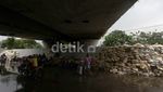 Tanggul KBB Kota Bambu Selatan Ditumpuk Karung