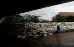 Tanggul KBB Kota Bambu Selatan Ditumpuk Karung