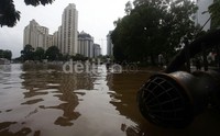 Akses underpass yang menghubungkan wilayah Kemayoran dan Sunter terendam banjir setinggi 7 meter.