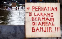 Menurut kesaksian warga ada dua mobil tenggelam di dalamnya, namun tidak ada penumpangnya.