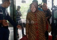 Kedatangannya untuk berkonsultasi terkait hilangnya ratusan hewan koleksi Kebun Binatang Surabaya (KBS). Risma membawa sejumlah berkas ke KPK. Lamhot Aritonang/detikFoto.     