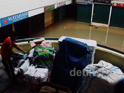 Banjir, Pedagang Pasar Cipulir Tak Berdagang