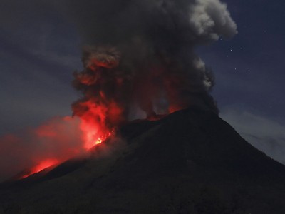 Gunung Sinabung Terus Erupsi