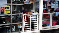 Korban banjir memanfaatkan Halte TransJakarta sebagai tempat mengungsi.