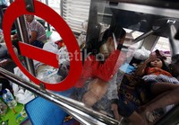 Warga mengungsi di halte tersebut karena rumah mereka masih terendam banjir.