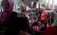 Warga yang mengungsi di halte tersebut sebanyak 50 orang.