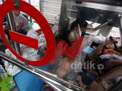 Halte TransJakarta Jadi Tempat Pengungsian