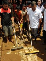 JK Bersihkan Lumpur Sisa Banjir
