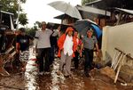 JK Bersihkan Lumpur Sisa Banjir