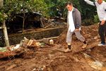 JK Bersihkan Lumpur Sisa Banjir