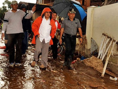 JK Bersihkan Lumpur Sisa Banjir