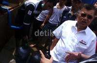 Korban banjir saat ini sangat membutuhkan air bersih.
