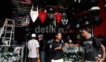 Meski Banjir, Toko Onderdil Tetap Buka