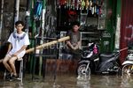 Meski Banjir, Toko Onderdil Tetap Buka