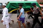 Korban Tewas Banjir Kampung Pulo Dimakamkan
