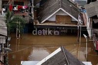 Permukiman padat penduduk di kawasan Kampung Pulo, Kecamatan Jatinegara, Jakarta Timur, Senin (20/01/2014), masih dikepung banjir.