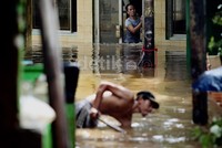 Sejumlah warga tampak masih bertahan di rumah mereka.