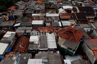 Bencana tahunan itu sedikitnya mengakibatkan ratusan warga harus rela tingga di tempat pengungsian yang seadanya.