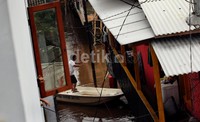 Warga beraktifitas dengan perahu.