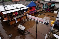 Setidaknya 2 orang dilaporkan tewas dan ratusan warga Kampung Pulo mengungsi.