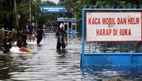    Banjir tersebut setinggi lutut orang dewasa.