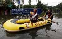 Warga mengungsi dengan perahu karet.