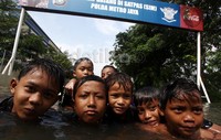 Sejumlah anak asyik bermai air tanpa menghiraukan keselamatan.