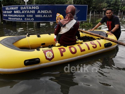 Banjir Rendam Satpas SIM Daan Mogot