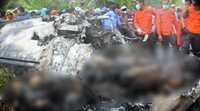 Keempat orang yang berada di pesawat adalah Widhi (pilot), Arief Budiarto, Evie dan Jefry. Belum diketahui penyebab jatuhnya pesawat. (AFP).